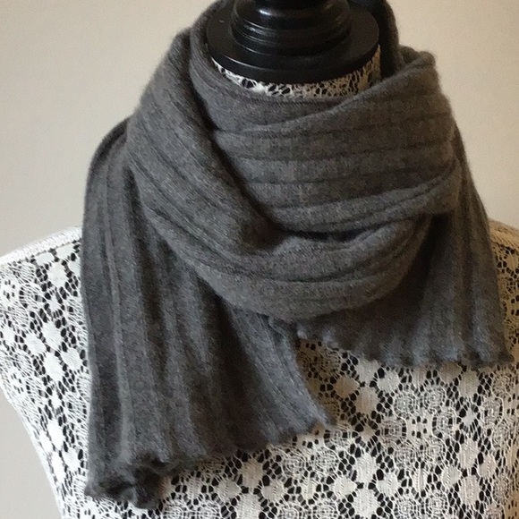 Andre Christian Accessories - Grey cashmere wide ribbed scarf